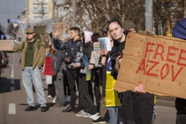 Kyiv, Ukrayna. 10 Mart 2024 'te birçok genç ve ilgili insan gün boyunca şehir merkezine giderek 