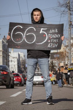 Kyiv, Ukrayna. 10 Mart 2024 'te birçok genç ve ilgili insan gün boyunca şehir merkezine giderek 