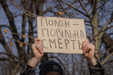 Kyiv, Ukrayna. 10 Mart 2024 'te birçok genç ve ilgili insan gün boyunca şehir merkezine giderek 