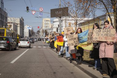 Kyiv, Ukrayna. 10 Mart 2024 'te birçok genç ve ilgili insan gün boyunca şehir merkezine giderek 