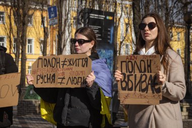 Kyiv, Ukrayna. 10 Mart 2024 'te birçok genç ve ilgili insan gün boyunca şehir merkezine giderek 