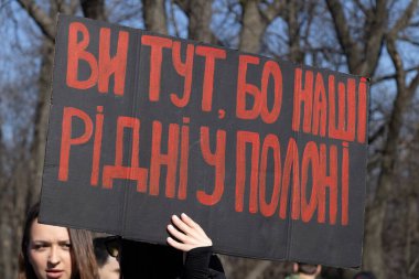 Kyiv, Ukrayna. 10 Mart 2024 'te birçok genç ve ilgili insan gün boyunca şehir merkezine giderek 