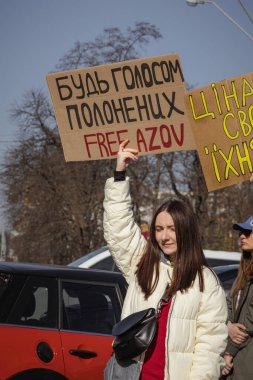 Kyiv, Ukrayna. 10 Mart 2024 'te birçok genç ve ilgili insan gün boyunca şehir merkezine giderek 