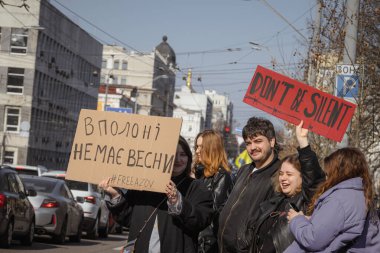 Kyiv, Ukrayna. 10 Mart 2024 'te birçok genç ve ilgili insan gün boyunca şehir merkezine giderek 