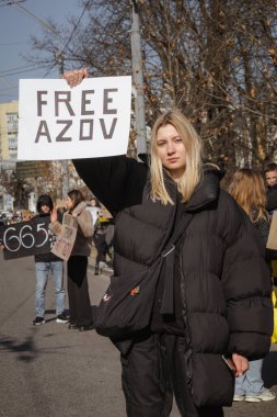 Kyiv, Ukrayna. 10 Mart 2024 'te birçok genç ve ilgili insan gün boyunca şehir merkezine giderek 