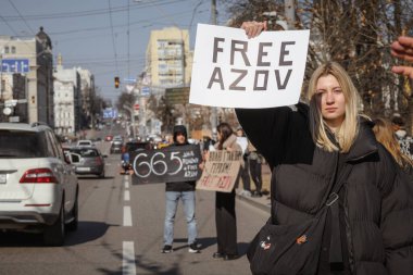 Kyiv, Ukrayna. 10 Mart 2024 'te birçok genç ve ilgili insan gün boyunca şehir merkezine giderek 