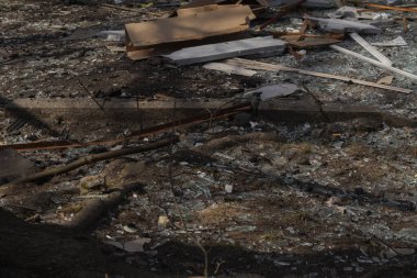 Kyiv, Ukrayna. 21 Mart 2024 sabahı erken saatlerde Ruslar şehre füze fırlattı. Hasarlı evler, arabalar ve yolda bir çukur. İnsanlar temizliğe yardım etmeye geldi..