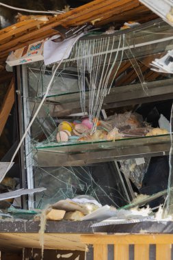 Kyiv, Ukrayna. 21 Mart 2024 sabahı erken saatlerde Ruslar şehre füze fırlattı. Hasarlı evler, arabalar ve yolda bir çukur. İnsanlar temizliğe yardım etmeye geldi..