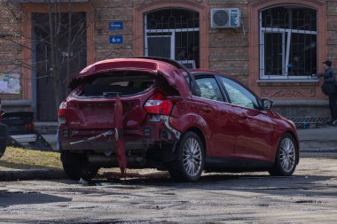 Kyiv, Ukrayna. 21 Mart 2024 sabahı erken saatlerde Ruslar şehre füze fırlattı. Hasarlı evler, arabalar ve yolda bir çukur. İnsanlar temizliğe yardım etmeye geldi..