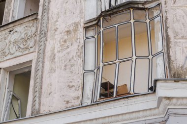 Kyiv, Ukrayna. 21 Mart 2024 sabahı erken saatlerde Ruslar şehre füze fırlattı. Roketler düşürüldü ama parçalar şehre düştü. Hasarlı evler ve yolda bir krater. Yaralılar var..