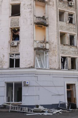 Kyiv, Ukrayna. 21 Mart 2024 sabahı erken saatlerde Ruslar şehre füze fırlattı. Roketler düşürüldü ama parçalar şehre düştü. Hasarlı evler ve yolda bir krater. Yaralılar var..