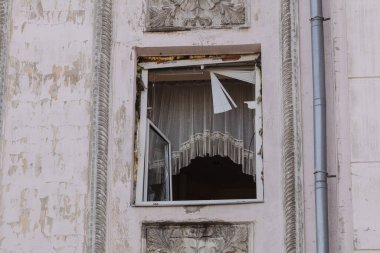 Kyiv, Ukrayna. 21 Mart 2024 sabahı erken saatlerde Ruslar şehre füze fırlattı. Roketler düşürüldü ama parçalar şehre düştü. Hasarlı evler ve yolda bir krater. Yaralılar var..