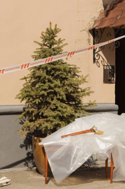 Kyiv, Ukrayna. 21 Mart 2024 sabahı erken saatlerde Ruslar şehre füze fırlattı. Roketler düşürüldü ama parçalar şehre düştü. Hasarlı evler ve yolda bir krater. Yaralılar var..