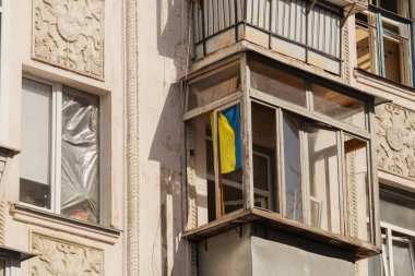 Kyiv, Ukrayna. 21 Mart 2024 sabahı erken saatlerde Ruslar şehre füze fırlattı. Roketler düşürüldü ama parçalar şehre düştü. Hasarlı evler ve yolda bir krater. Yaralılar var..
