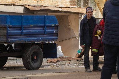 Kyiv, Ukrayna. 21 Mart 2024 sabahı erken saatlerde Ruslar şehre füze fırlattı. Roketler düşürüldü ama parçalar şehre düştü. Hasarlı evler ve yolda bir krater. Yaralılar var..