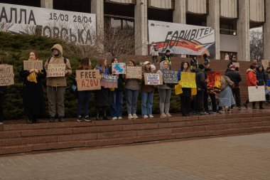 Kyiv, Ukrayna. 24 Mart 2024 'te öğleden sonra birçok akrabası ve ilgili insan, neredeyse iki yıldır Rusya' da tutsak olan savaş esirlerini desteklemek için şehir merkezinde toplandı..