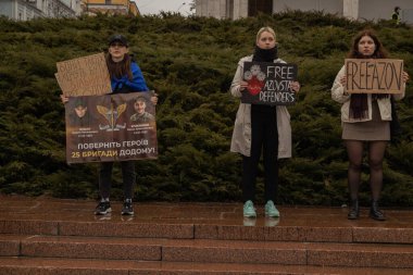Kyiv, Ukrayna. 24 Mart 2024 'te öğleden sonra birçok akrabası ve ilgili insan, neredeyse iki yıldır Rusya' da tutsak olan savaş esirlerini desteklemek için şehir merkezinde toplandı..