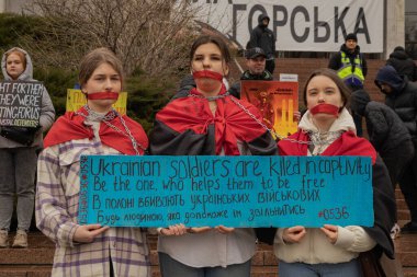 Kyiv, Ukrayna. 24 Mart 2024 'te öğleden sonra birçok akrabası ve ilgili insan, neredeyse iki yıldır Rusya' da tutsak olan savaş esirlerini desteklemek için şehir merkezinde toplandı..