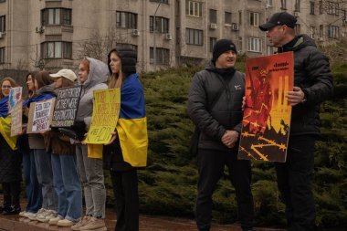 Kyiv, Ukrayna. 24 Mart 2024 'te öğleden sonra birçok akrabası ve ilgili insan, neredeyse iki yıldır Rusya' da tutsak olan savaş esirlerini desteklemek için şehir merkezinde toplandı..