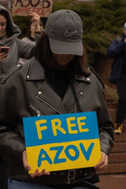 Kyiv, Ukrayna. 24 Mart 2024 'te öğleden sonra birçok akrabası ve ilgili insan, neredeyse iki yıldır Rusya' da tutsak olan savaş esirlerini desteklemek için şehir merkezinde toplandı..