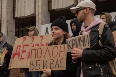 Kyiv, Ukrayna. 24 Mart 2024 'te öğleden sonra birçok akrabası ve ilgili insan, neredeyse iki yıldır Rusya' da tutsak olan savaş esirlerini desteklemek için şehir merkezinde toplandı..