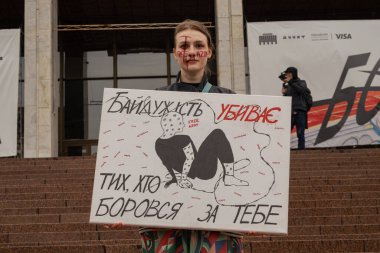 Kyiv, Ukrayna. 24 Mart 2024 'te öğleden sonra birçok akrabası ve ilgili insan, neredeyse iki yıldır Rusya' da tutsak olan savaş esirlerini desteklemek için şehir merkezinde toplandı..