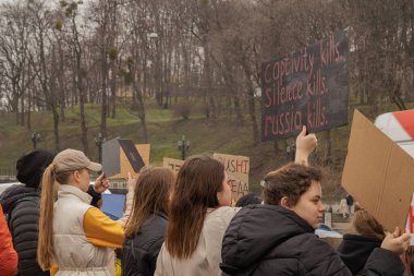 Kyiv, Ukrayna. 24 Mart 2024 'te öğleden sonra birçok akrabası ve ilgili insan, neredeyse iki yıldır Rusya' da tutsak olan savaş esirlerini desteklemek için şehir merkezinde toplandı..