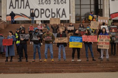 Kyiv, Ukrayna. 24 Mart 2024 'te öğleden sonra birçok akrabası ve ilgili insan, neredeyse iki yıldır Rusya' da tutsak olan savaş esirlerini desteklemek için şehir merkezinde toplandı..