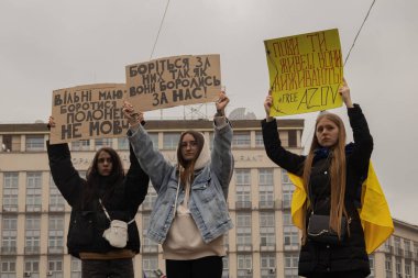 Kyiv, Ukrayna. 24 Mart 2024 'te öğleden sonra birçok akrabası ve ilgili insan, neredeyse iki yıldır Rusya' da tutsak olan savaş esirlerini desteklemek için şehir merkezinde toplandı..