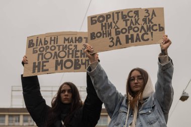 Kyiv, Ukrayna. 24 Mart 2024 'te öğleden sonra birçok akrabası ve ilgili insan, neredeyse iki yıldır Rusya' da tutsak olan savaş esirlerini desteklemek için şehir merkezinde toplandı..