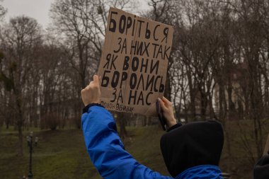 Kyiv, Ukrayna. 24 Mart 2024 'te öğleden sonra birçok akrabası ve ilgili insan, neredeyse iki yıldır Rusya' da tutsak olan savaş esirlerini desteklemek için şehir merkezinde toplandı..