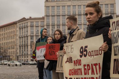 Kyiv, Ukrayna. 24 Mart 2024 'te öğleden sonra birçok akrabası ve ilgili insan, neredeyse iki yıldır Rusya' da tutsak olan savaş esirlerini desteklemek için şehir merkezinde toplandı..
