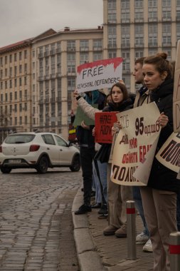 Kyiv, Ukrayna. 24 Mart 2024 'te öğleden sonra birçok akrabası ve ilgili insan, neredeyse iki yıldır Rusya' da tutsak olan savaş esirlerini desteklemek için şehir merkezinde toplandı..