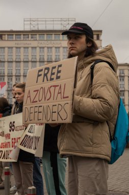 Kyiv, Ukrayna. 24 Mart 2024 'te öğleden sonra birçok akrabası ve ilgili insan, neredeyse iki yıldır Rusya' da tutsak olan savaş esirlerini desteklemek için şehir merkezinde toplandı..