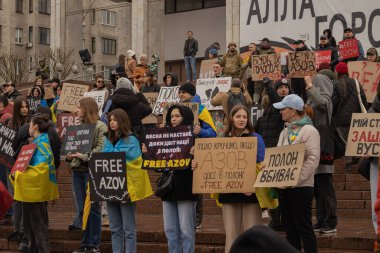 Kyiv, Ukrayna. 24 Mart 2024 'te öğleden sonra birçok akrabası ve ilgili insan, neredeyse iki yıldır Rusya' da tutsak olan savaş esirlerini desteklemek için şehir merkezinde toplandı..