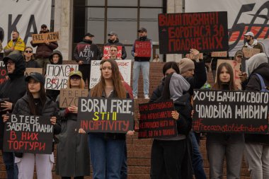 Kyiv, Ukrayna. 24 Mart 2024 'te öğleden sonra birçok akrabası ve ilgili insan, neredeyse iki yıldır Rusya' da tutsak olan savaş esirlerini desteklemek için şehir merkezinde toplandı..