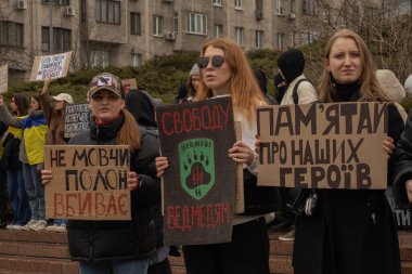 Kyiv, Ukrayna. 24 Mart 2024 'te öğleden sonra birçok akrabası ve ilgili insan, neredeyse iki yıldır Rusya' da tutsak olan savaş esirlerini desteklemek için şehir merkezinde toplandı..