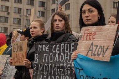 Kyiv, Ukrayna. 24 Mart 2024 'te öğleden sonra birçok akrabası ve ilgili insan, neredeyse iki yıldır Rusya' da tutsak olan savaş esirlerini desteklemek için şehir merkezinde toplandı..