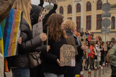 Kyiv, Ukrayna. 24 Mart 2024 'te öğleden sonra birçok akrabası ve ilgili insan, neredeyse iki yıldır Rusya' da tutsak olan savaş esirlerini desteklemek için şehir merkezinde toplandı..