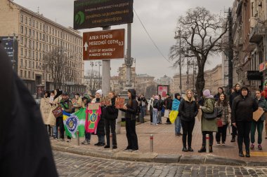 Kyiv, Ukrayna. 24 Mart 2024 'te öğleden sonra birçok akrabası ve ilgili insan, neredeyse iki yıldır Rusya' da tutsak olan savaş esirlerini desteklemek için şehir merkezinde toplandı..
