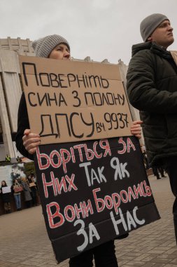 Kyiv, Ukrayna. 24 Mart 2024 'te öğleden sonra birçok akrabası ve ilgili insan, neredeyse iki yıldır Rusya' da tutsak olan savaş esirlerini desteklemek için şehir merkezinde toplandı..