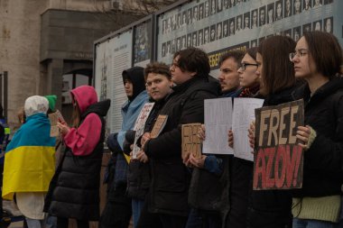 Kyiv, Ukrayna. 24 Mart 2024 'te öğleden sonra birçok akrabası ve ilgili insan, neredeyse iki yıldır Rusya' da tutsak olan savaş esirlerini desteklemek için şehir merkezinde toplandı..