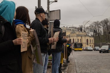 Kyiv, Ukrayna. 24 Mart 2024 'te öğleden sonra birçok akrabası ve ilgili insan, neredeyse iki yıldır Rusya' da tutsak olan savaş esirlerini desteklemek için şehir merkezinde toplandı..