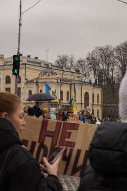 Kyiv, Ukrayna. 24 Mart 2024 'te öğleden sonra birçok akrabası ve ilgili insan, neredeyse iki yıldır Rusya' da tutsak olan savaş esirlerini desteklemek için şehir merkezinde toplandı..