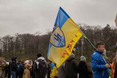 Kyiv, Ukrayna. 24 Mart 2024 'te öğleden sonra birçok akrabası ve ilgili insan, neredeyse iki yıldır Rusya' da tutsak olan savaş esirlerini desteklemek için şehir merkezinde toplandı..