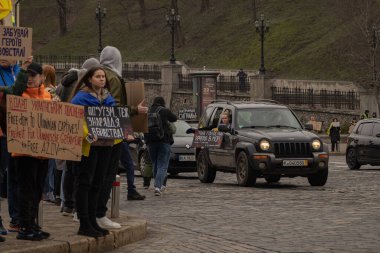Kyiv, Ukrayna. 24 Mart 2024 'te öğleden sonra birçok akrabası ve ilgili insan, neredeyse iki yıldır Rusya' da tutsak olan savaş esirlerini desteklemek için şehir merkezinde toplandı..