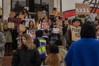 Kyiv, Ukrayna. 24 Mart 2024 'te öğleden sonra birçok akrabası ve ilgili insan, neredeyse iki yıldır Rusya' da tutsak olan savaş esirlerini desteklemek için şehir merkezinde toplandı..