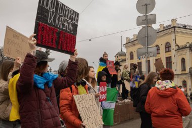 Kyiv, Ukrayna. 24 Mart 2024 'te öğleden sonra birçok akrabası ve ilgili insan, neredeyse iki yıldır Rusya' da tutsak olan savaş esirlerini desteklemek için şehir merkezinde toplandı..
