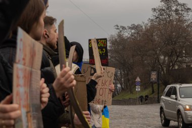 Kyiv, Ukrayna. 032424 'te, birçok insan bu pazar şehir merkezinde toplandı. Neredeyse iki yıldır Rusya' da tutsak olan savaş esirlerini desteklemek için..