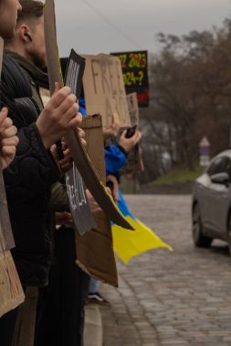 Kyiv, Ukrayna. 032424 'te, birçok insan bu pazar şehir merkezinde toplandı. Neredeyse iki yıldır Rusya' da tutsak olan savaş esirlerini desteklemek için..